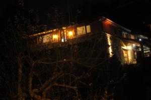 een huis verlicht in de nacht met lichten bij Casa Turismo Rural O FILANDÓN in Suertes