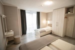 Un pat sau paturi într-o cameră la ARABEST Aparthotel & Boardinghouse