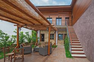 Balkón nebo terasa v ubytování Polys Guest House