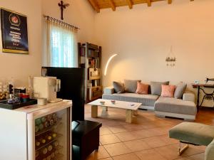 salon z kanapą i stołem w obiekcie Comano Lugano Ticino - B&B Walterina w mieście Comano