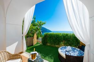ポジターノにあるラ カーサ ディ ペッペ ゲスト ハウス＆ヴィラの海の景色を望むパティオが備わる客室です。
