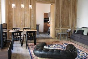 sala de estar con sofá y mesa en Tourisme et Affaires Quimper + parking privé, wifi, jardin en Quimper