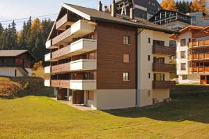 ein großes Apartmenthaus mit Balkon auf einem Hügel in der Unterkunft Alpenhaus Bettmeralp in Bettmeralp