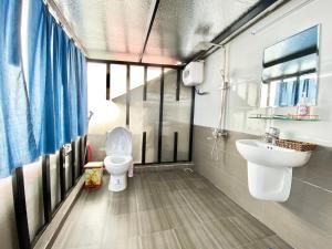 uma casa de banho com um WC e um lavatório em RiverView HomeStay em Dong Hoi