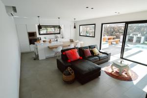 uma sala de estar com um sofá e uma cozinha em Casa Los Lajares em Lajares