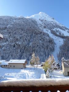 Villar-dʼArène的住宿－Tranquillité et authenticité au pied des Ecrins，享有山地和地面雪的景色