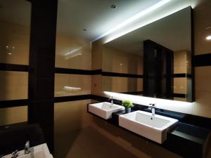 ห้องน้ำของ Batu Ferringhi Gold Pearl Luxury Homestay Near Beach With Intex Pool