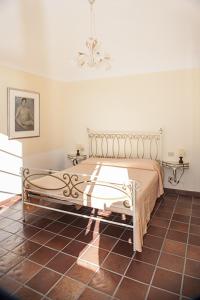 VasiaにあるCasa Canonicaのタイルフロアの客室の白いベッド1台