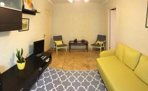 Televízia a/alebo spoločenská miestnosť v ubytovaní Sunflower Apartment near Kiev airport & railway station & center city!