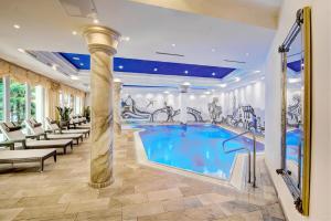 a large swimming pool in a hotel room with a spa at Hotel Brigitte in Ischgl