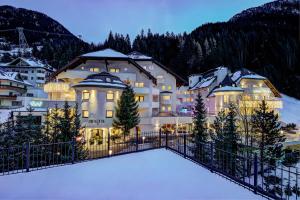 un hôtel dans les montagnes dans la neige dans l'établissement Hotel Brigitte, à Ischgl