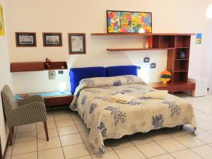 阿爾蓋羅的住宿－1 2 3 STELLA，一间卧室配有蓝色的床和一张书桌