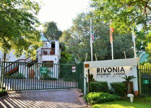 Una puerta de hierro con un lodge premier rynuna en Rivonia Premier Lodge en Johannesburgo