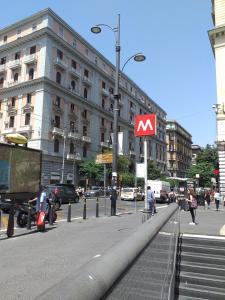 uma rua da cidade com um sinal de km num poste em Relax in Centro em Nápoles