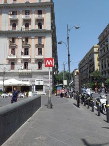 uma rua da cidade com motos estacionadas em frente a um edifício em Relax in Centro em Nápoles