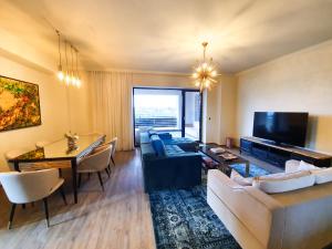 波亞納布拉索夫的住宿－Silver Fox Residence，客厅配有沙发和桌子