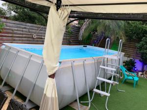 Charming Unit with Pool and Great Amenities内部或周边的泳池