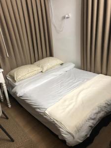 Charming Unit with Pool and Great Amenities客房内的一张或多张床位