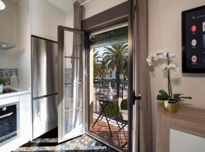 une cuisine avec une porte en verre menant à une terrasse dans l'établissement Apartamento Consistorial, à Ayamonte