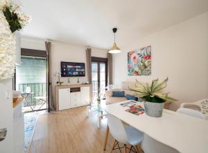 uma sala de estar com uma mesa branca e um sofá em Apartamento Consistorial em Ayamonte