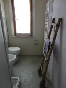 Il Glicine في سان جيمنيانو: حمام مع مرحاض وحامل مناشف خشبي