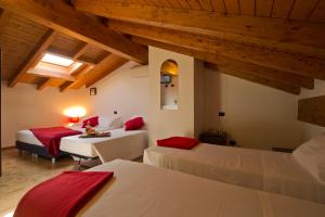 Postel nebo postele na pokoji v ubytování Hotel La Locanda + 37 fotografií