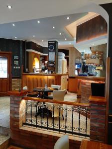 um restaurante com mesa e cadeiras e uma cozinha em Guest House Bona Fides em Nova Varoš