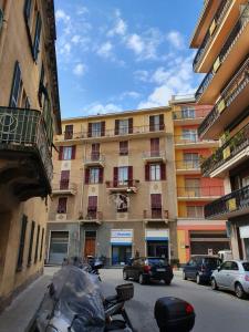 una moto parcheggiata di fronte a un edificio di Verde Monte Di Portofino by PortofinoVacanze a Rapallo