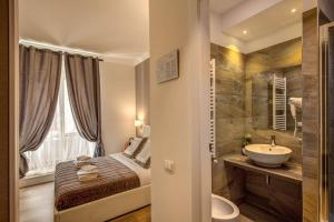 a bathroom with a sink, toilet and bathtub at Chester Suites in Rome