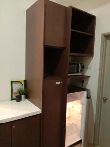 Galina Somersquare Goldenhills Aprt Pasar Malam Cameron Highlands في برينشانغ: ثلاجة مع بابها مفتوح في المطبخ