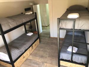 מיטה או מיטות קומותיים בחדר ב-Hostel NIX