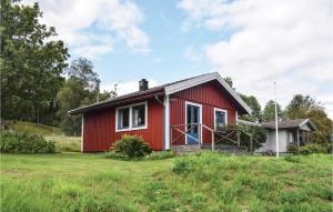 una casa roja en un campo de hierba en Pet Friendly Home In Burseryd With Wifi en Burseryd