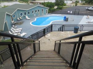 balcone con vista sulla piscina. di Flagship Inn a Lake Brownwood
