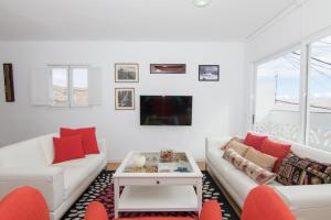 A television and/or entertainment centre at HomeForGuest Apto 20 PASOS DEL MAR, EL PORIS CON VISTA MAR