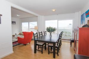 A seating area at HomeForGuest Apto 20 PASOS DEL MAR, EL PORIS CON VISTA MAR