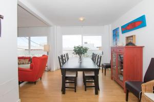 A kitchen or kitchenette at HomeForGuest Apto 20 PASOS DEL MAR, EL PORIS CON VISTA MAR