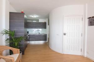 A kitchen or kitchenette at HomeForGuest Apto 20 PASOS DEL MAR, EL PORIS CON VISTA MAR