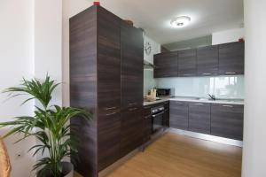 A kitchen or kitchenette at HomeForGuest Apto 20 PASOS DEL MAR, EL PORIS CON VISTA MAR