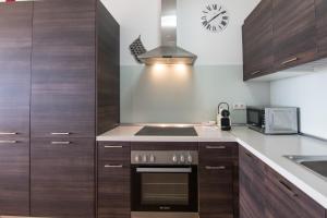 A kitchen or kitchenette at HomeForGuest Apto 20 PASOS DEL MAR, EL PORIS CON VISTA MAR