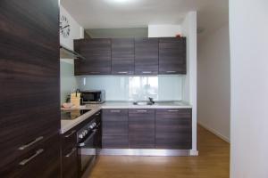 A kitchen or kitchenette at HomeForGuest Apto 20 PASOS DEL MAR, EL PORIS CON VISTA MAR