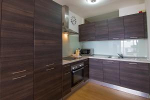 A kitchen or kitchenette at HomeForGuest Apto 20 PASOS DEL MAR, EL PORIS CON VISTA MAR