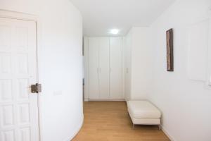 A bed or beds in a room at HomeForGuest Apto 20 PASOS DEL MAR, EL PORIS CON VISTA MAR