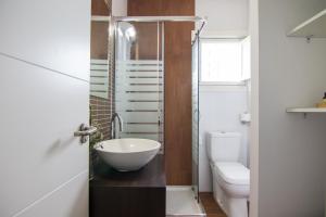 A bathroom at HomeForGuest Apto 20 PASOS DEL MAR, EL PORIS CON VISTA MAR