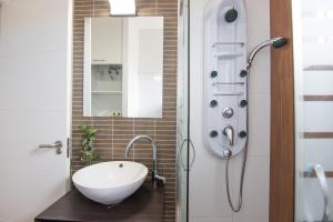 A bathroom at HomeForGuest Apto 20 PASOS DEL MAR, EL PORIS CON VISTA MAR