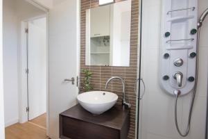 A bathroom at HomeForGuest Apto 20 PASOS DEL MAR, EL PORIS CON VISTA MAR