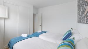 A bed or beds in a room at HomeForGuest Apto 20 PASOS DEL MAR, EL PORIS CON VISTA MAR
