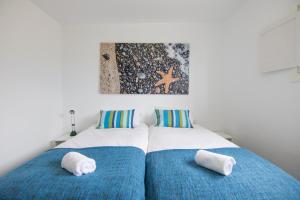 A bed or beds in a room at HomeForGuest Apto 20 PASOS DEL MAR, EL PORIS CON VISTA MAR