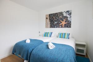A bed or beds in a room at HomeForGuest Apto 20 PASOS DEL MAR, EL PORIS CON VISTA MAR
