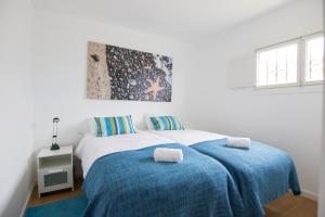 A bed or beds in a room at HomeForGuest Apto 20 PASOS DEL MAR, EL PORIS CON VISTA MAR