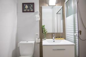 A bathroom at HomeForGuest Apto 20 PASOS DEL MAR, EL PORIS CON VISTA MAR